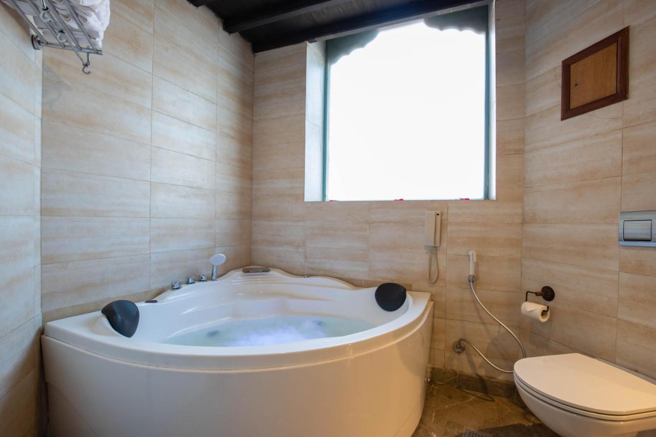 Basera Boutique Hotel Katmandú Exterior foto A modern bathtub
