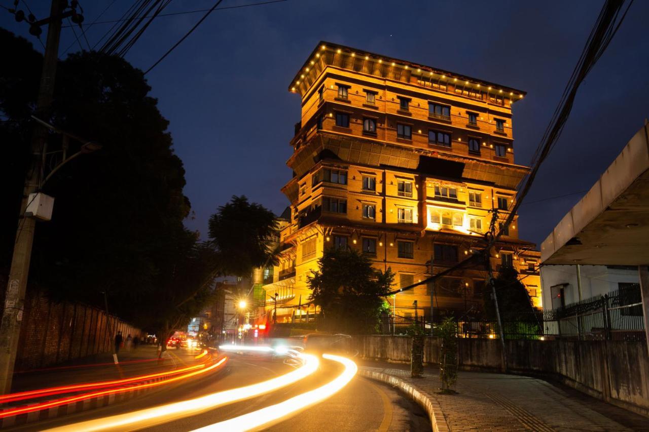Basera Boutique Hotel Katmandú Exterior foto The hotel at night