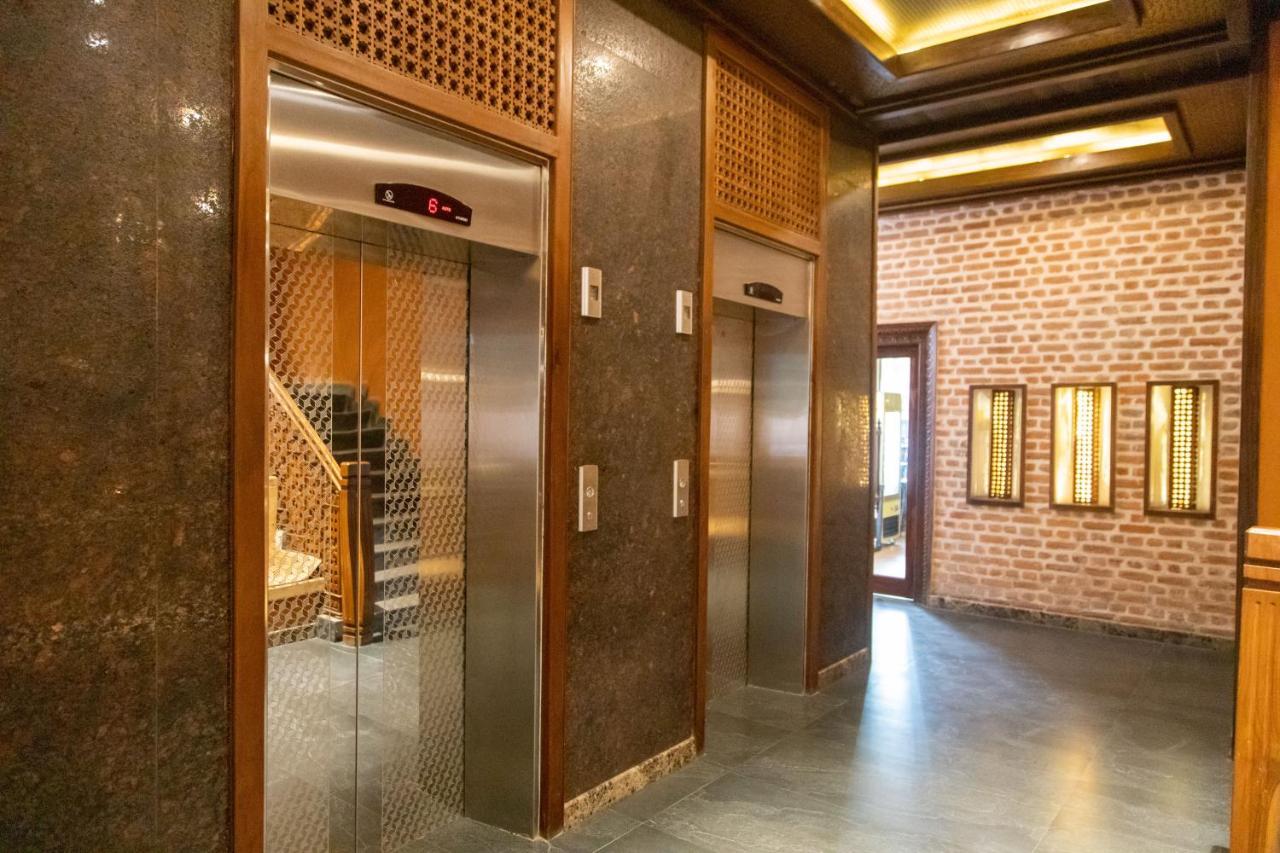 Basera Boutique Hotel Katmandú Exterior foto Elevators at the hotel