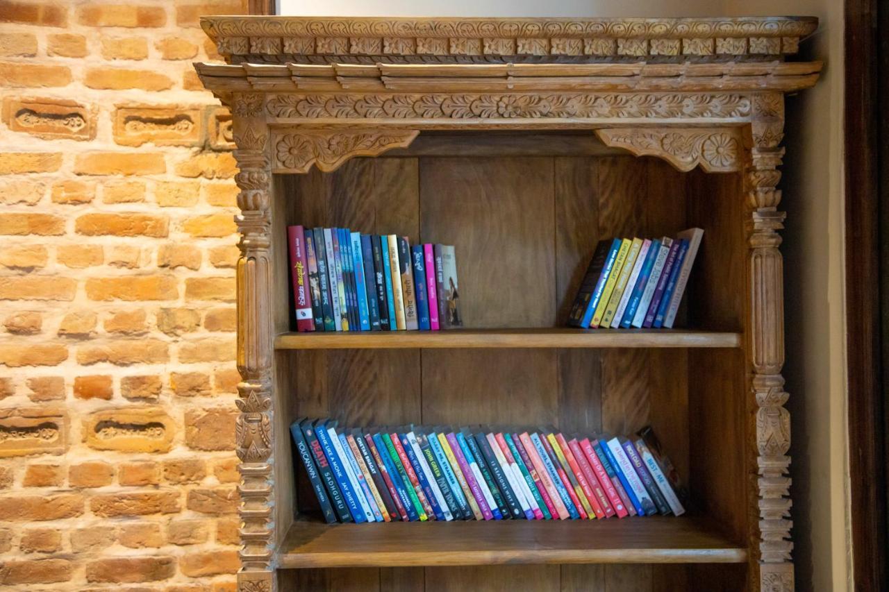 Basera Boutique Hotel Katmandú Exterior foto Bookshelf
