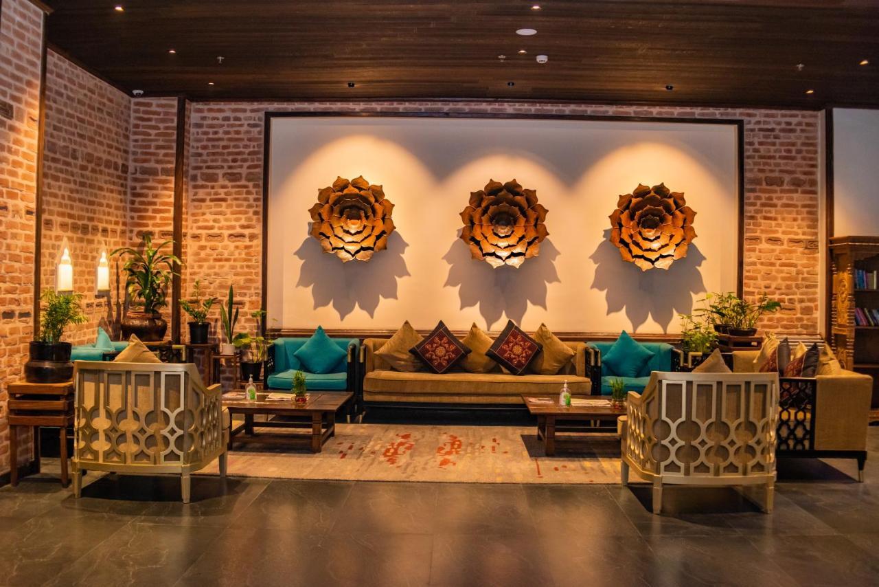 Basera Boutique Hotel Katmandú Exterior foto The lobby of the Taj Bengal