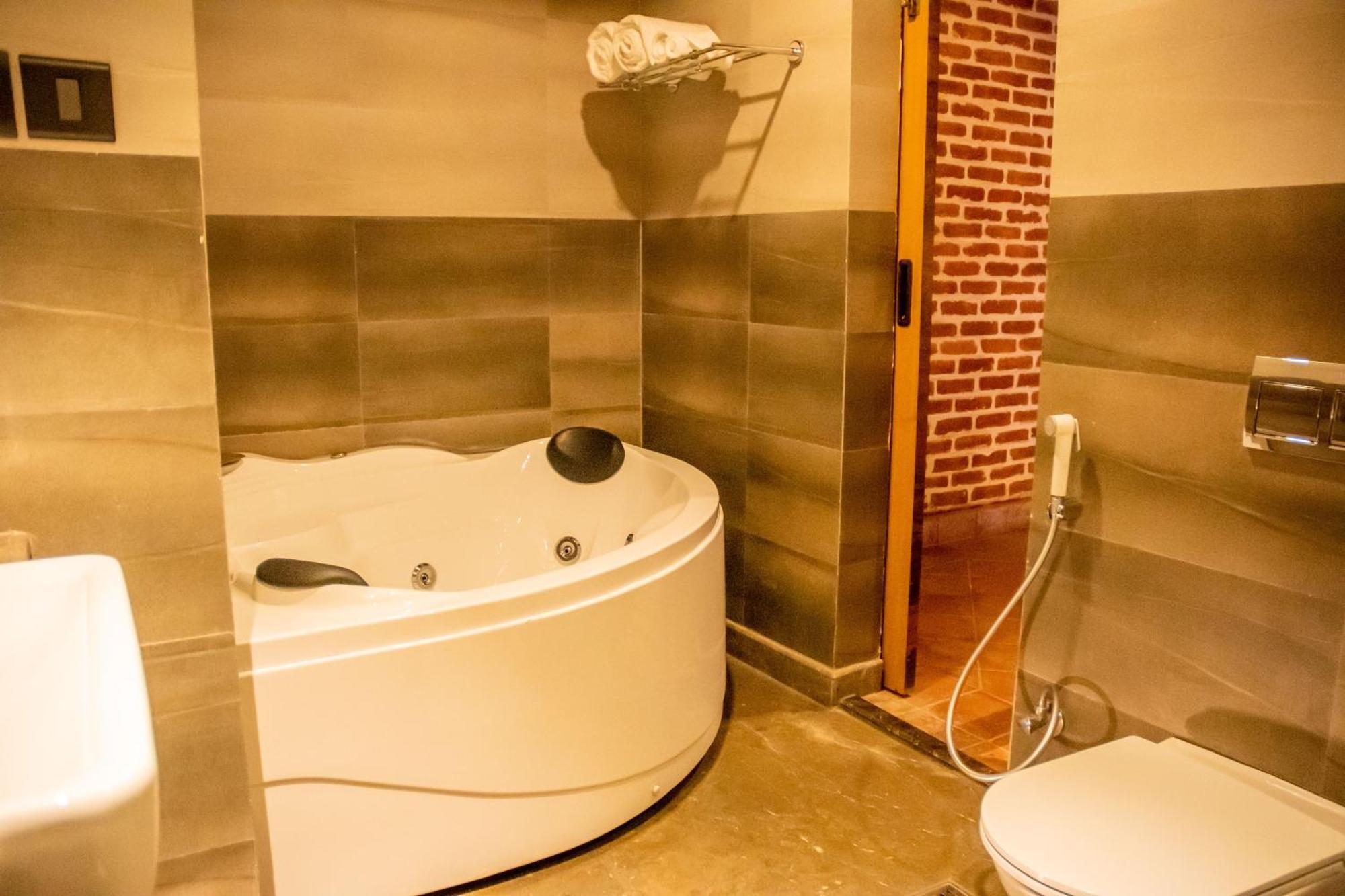 Basera Boutique Hotel Katmandú Exterior foto A modern bathtub
