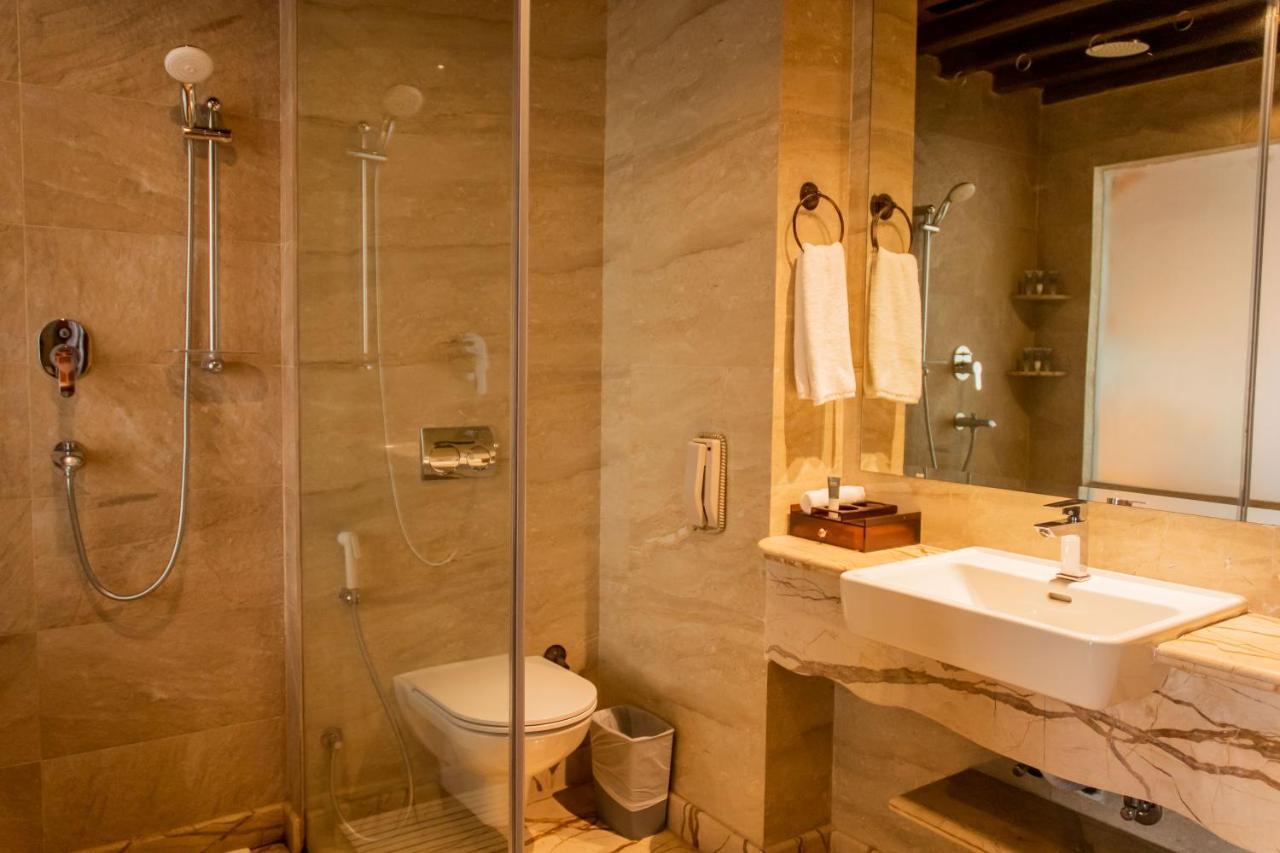 Basera Boutique Hotel Katmandú Exterior foto A bathroom in a hotel