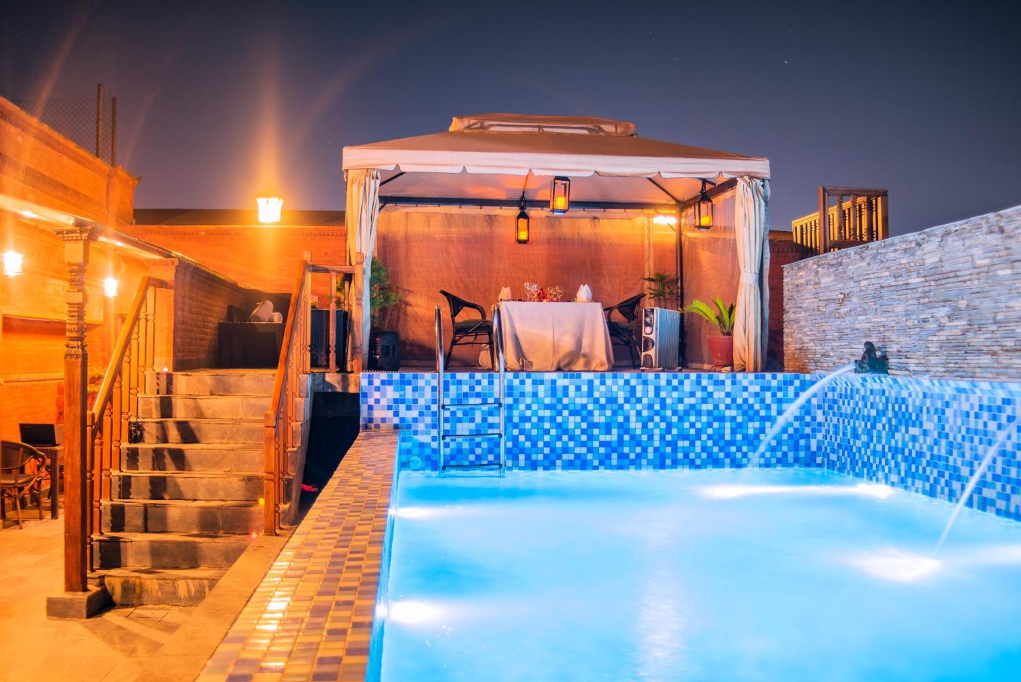 Basera Boutique Hotel Katmandú Exterior foto Rooftop pool at the hotel