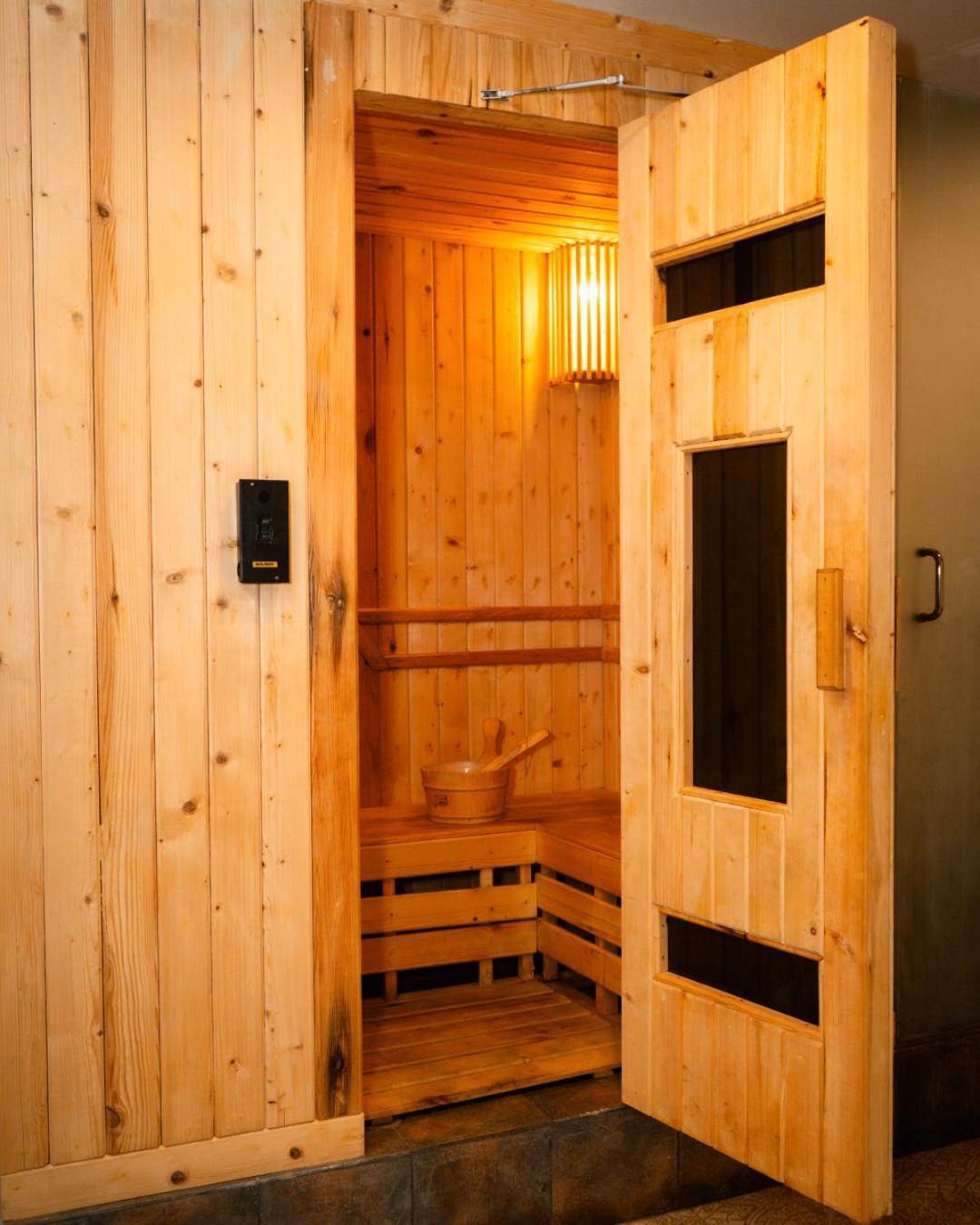 Basera Boutique Hotel Katmandú Exterior foto A Finnish sauna
